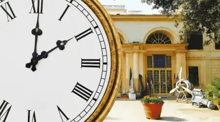 Ingresso del museo con un grande orologio